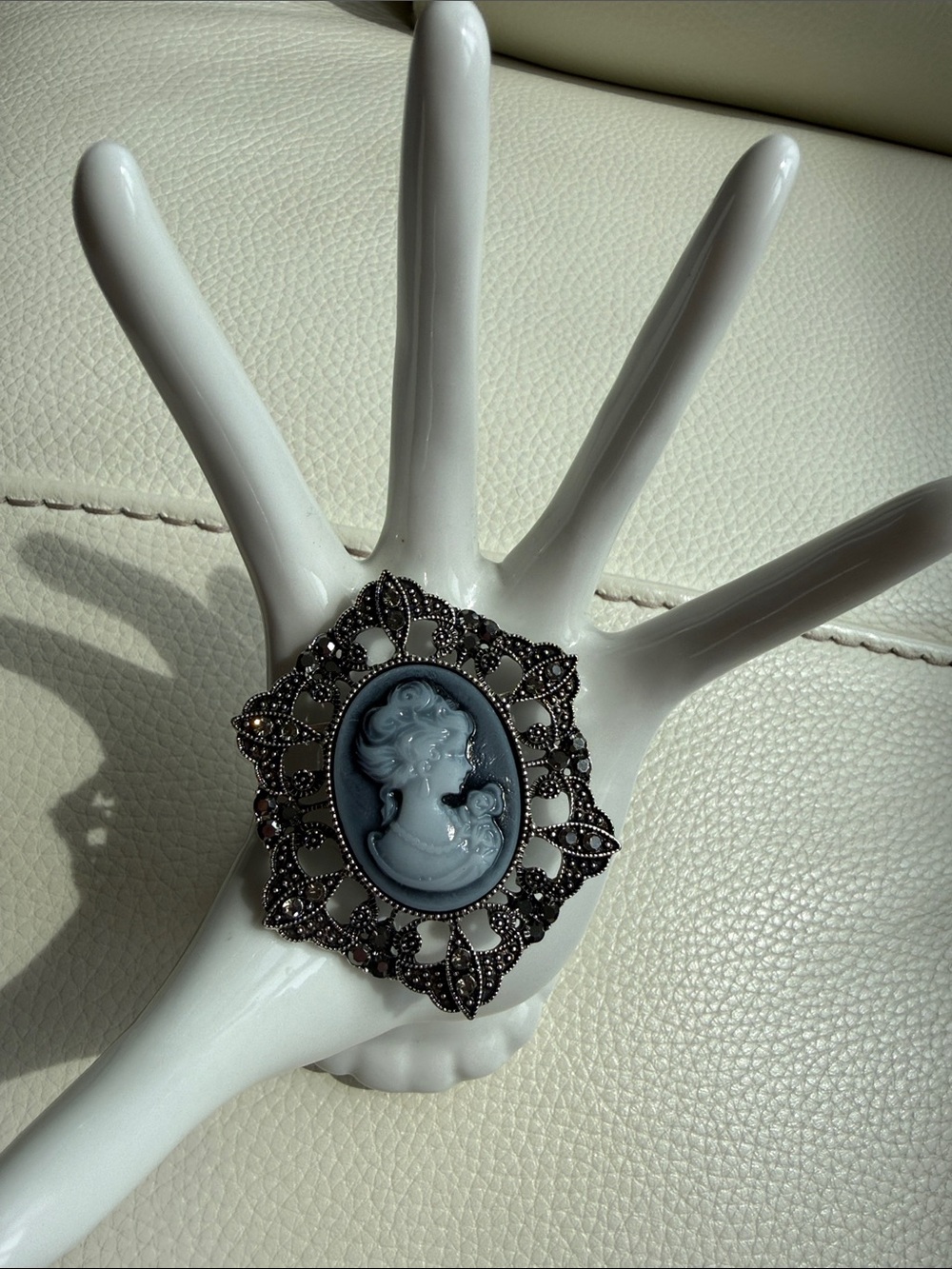 Vintage-Style Black and Gray Cameo Brooch Pin